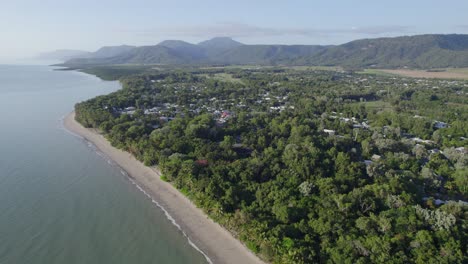 Four-Mile-Beach-Im-Tropischen-Port-Douglas,-Weit-Im-Norden-Von-Queensland,-Australien---Luftaufnahme