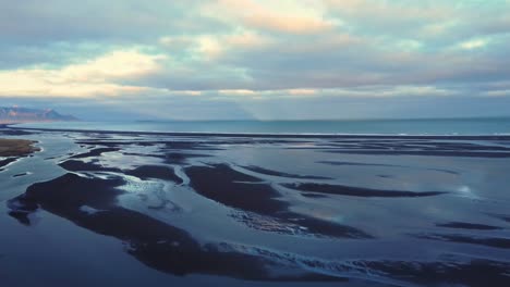 Estuario-Del-Río-Cerca-Del-Mar-Al-Atardecer