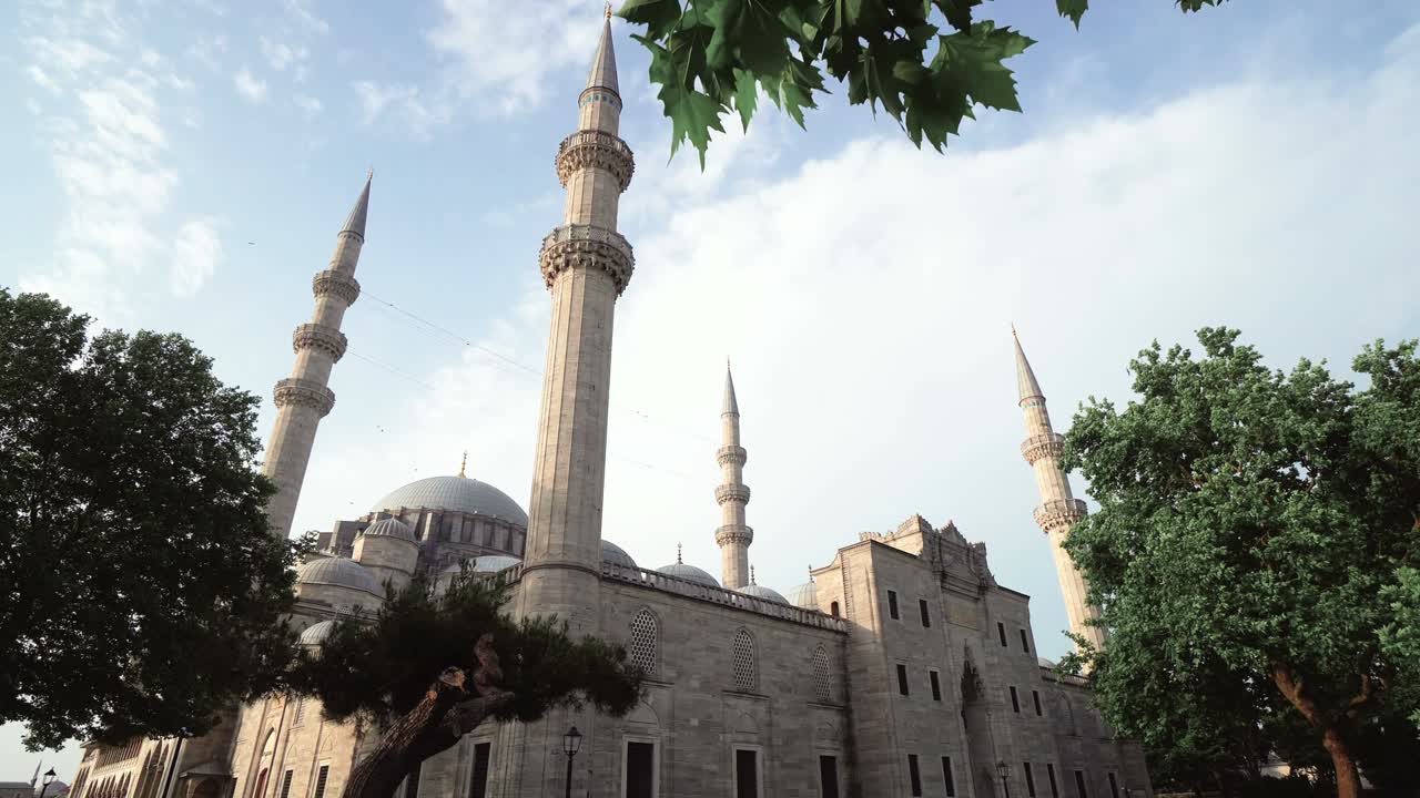 La Moschea di Solimano (turco: Suleymaniye Camii) è una grande moschea del XVI secolo a Istanbul, Turchia, costruita da Solimano il Magnifico