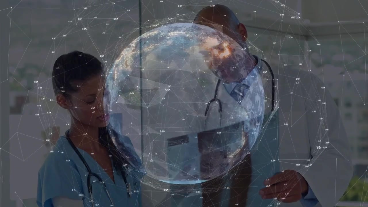 Globo 3D apareciendo sobre médicos examinando una tableta, señalando y ajustando, revisando datos de salud.