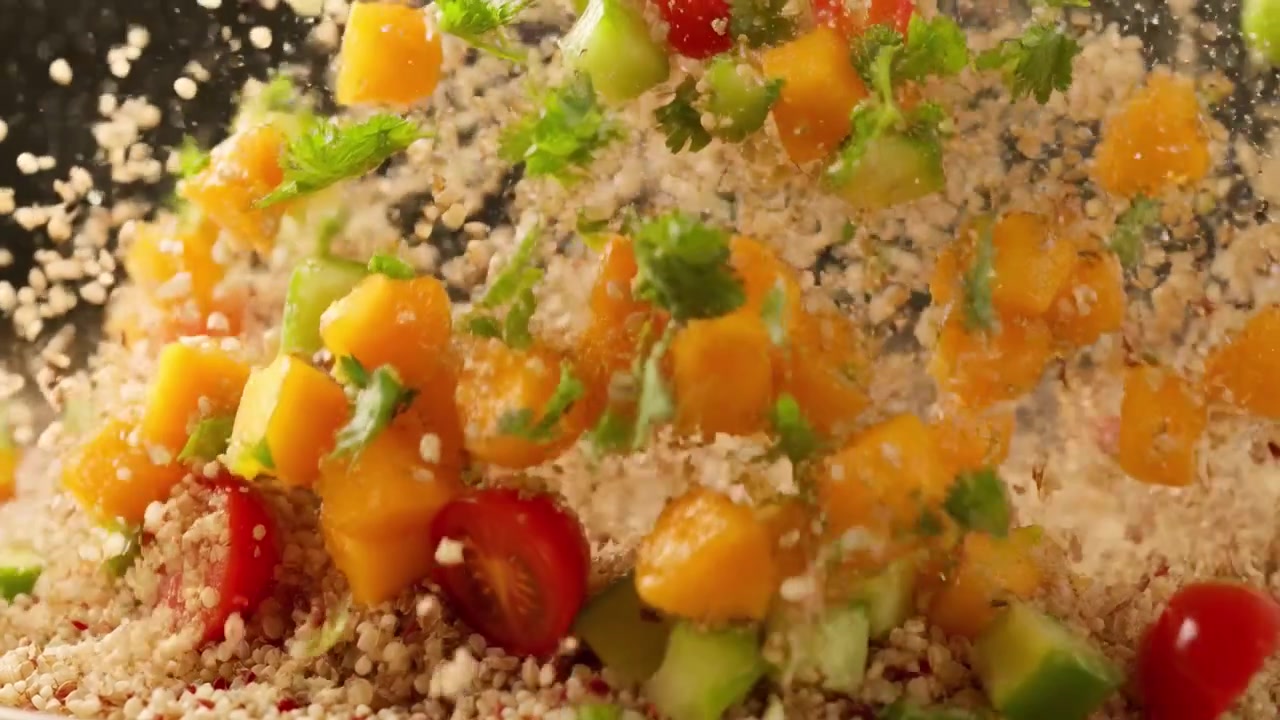 Insalata di quinoa con verdure in volo al rallentatore