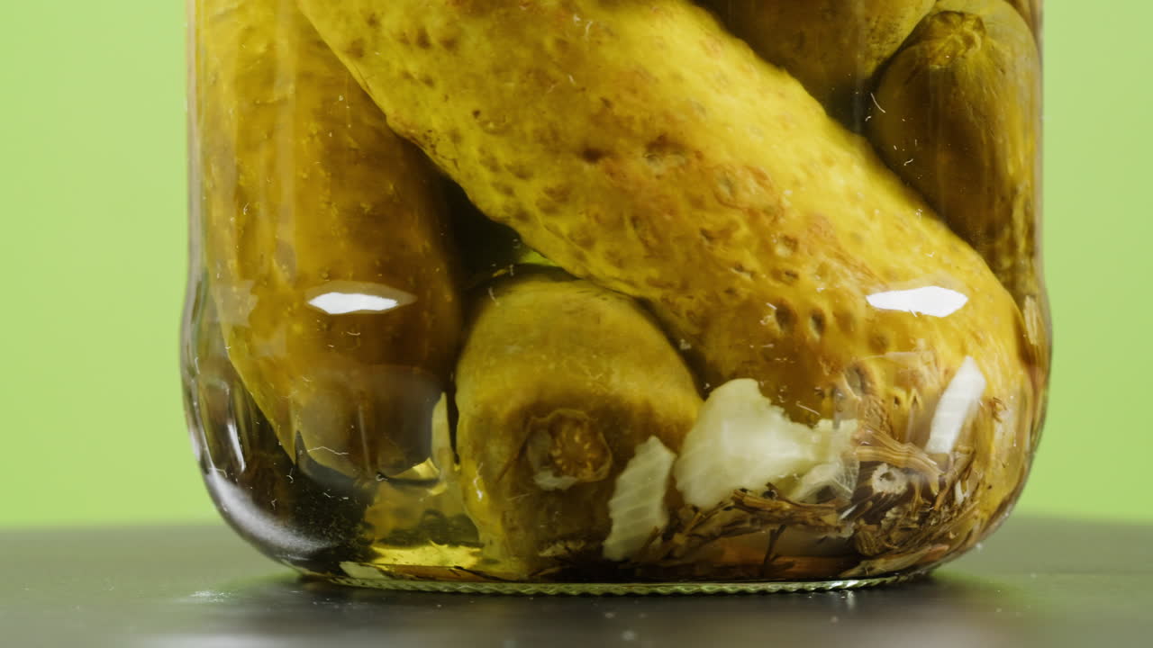 Pepinos encurtidos en un frasco de vidrio