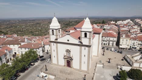 Luftumlaufbahn-über-Mutterkirche-Von-Castelo-De-Vide-Und-Dom-Pedro-V-Platz---Portugal