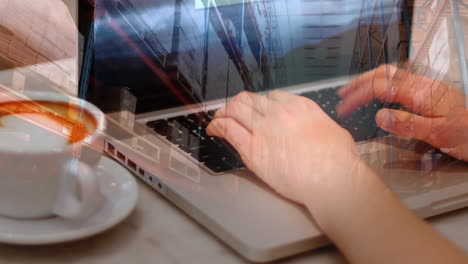 animación de una mujer escribiendo en un teclado de computadora con pilas de cajas en un almacén