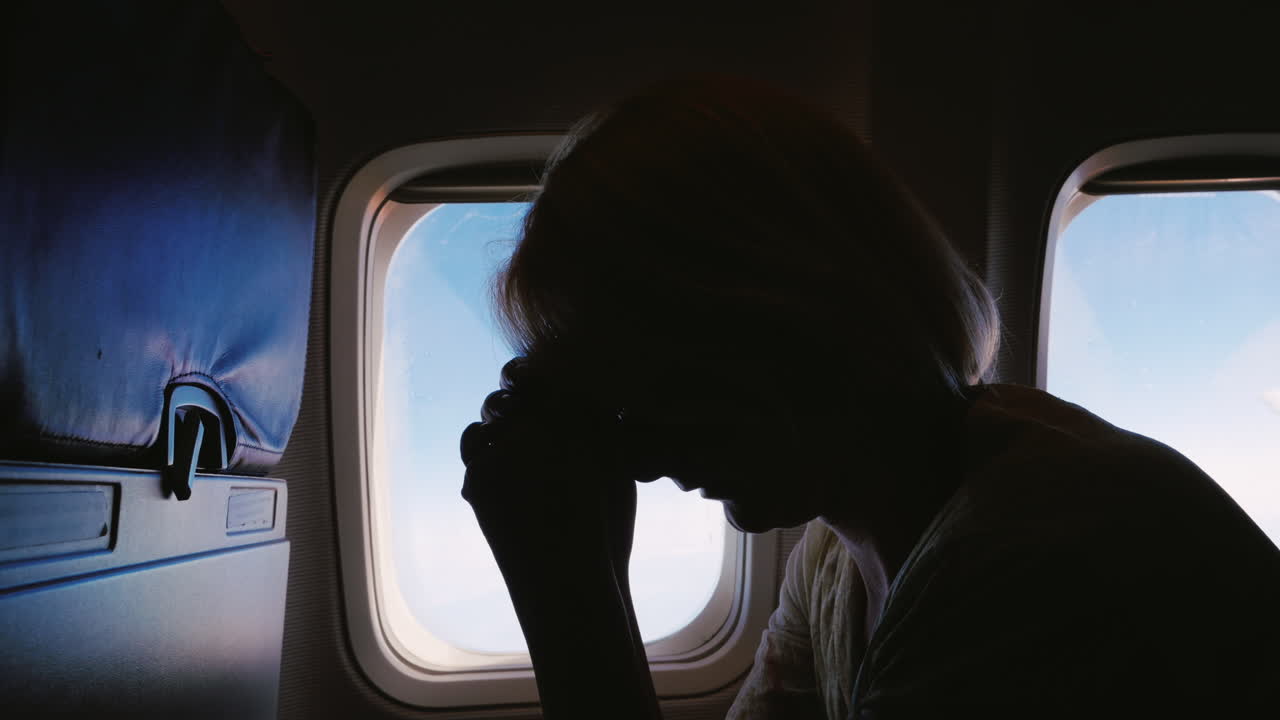 비행 중 불안을 느끼는 여성