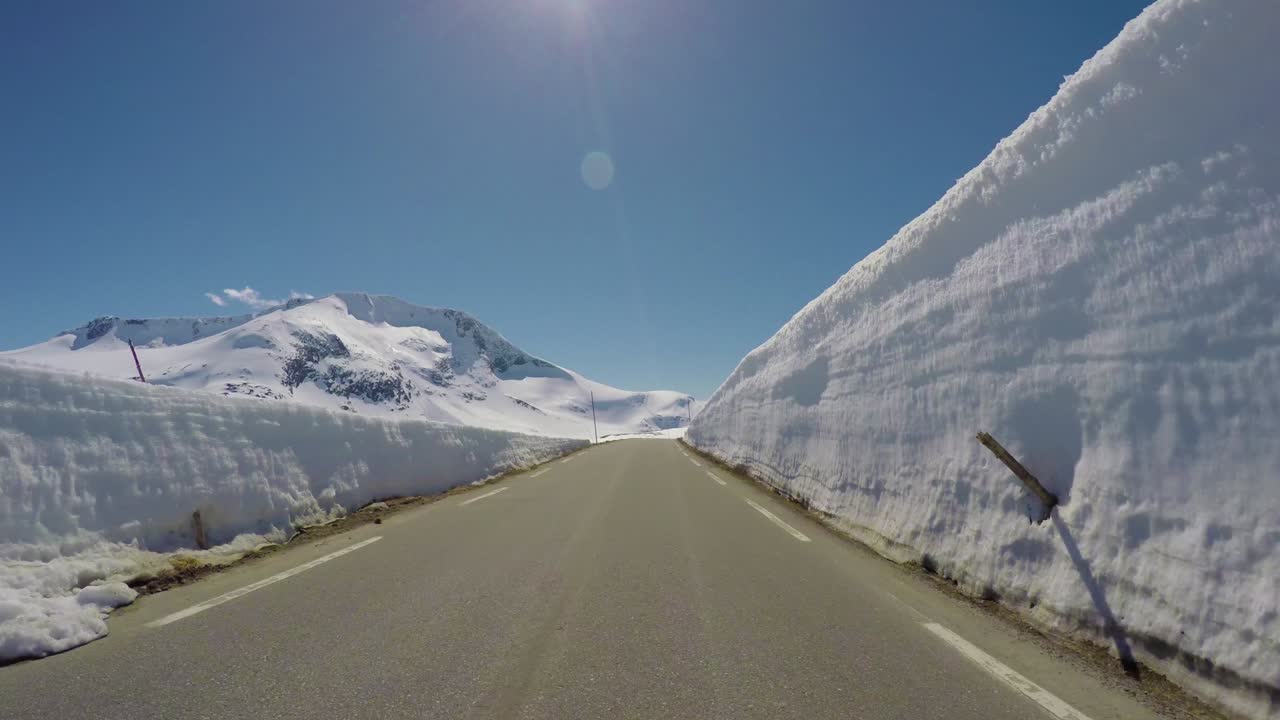 노르웨이 도로에서 차를 운전하다