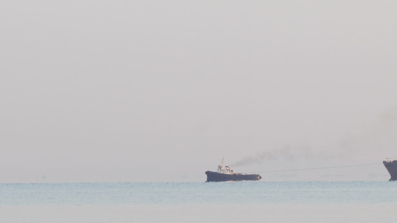 굴곡 된 날 에 큰 배 를 견인 하는 견인 배