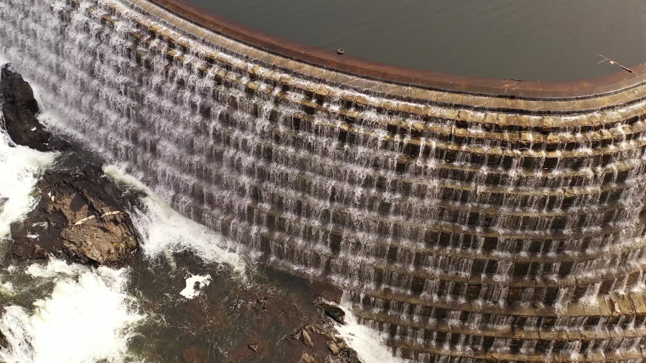 흐린 흐린 가을 아침에 공중 돌리