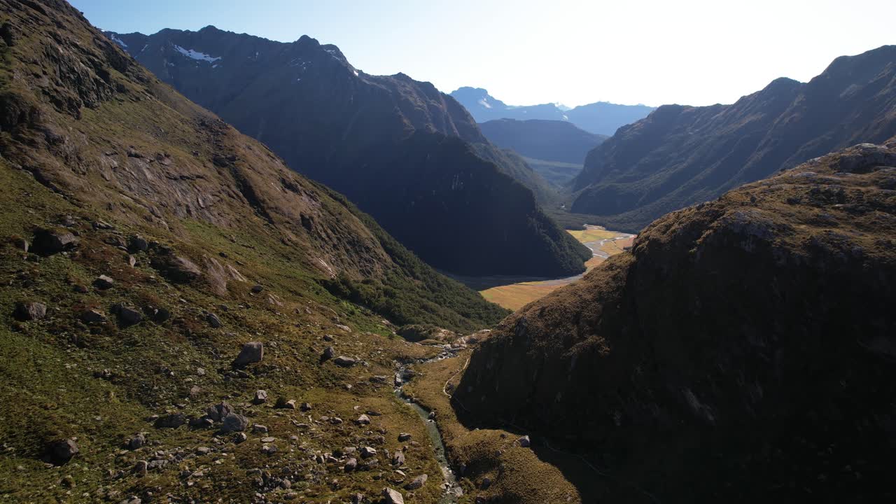 vista aérea de los pisos de routeburn, gran paseo en nueva zelanda
