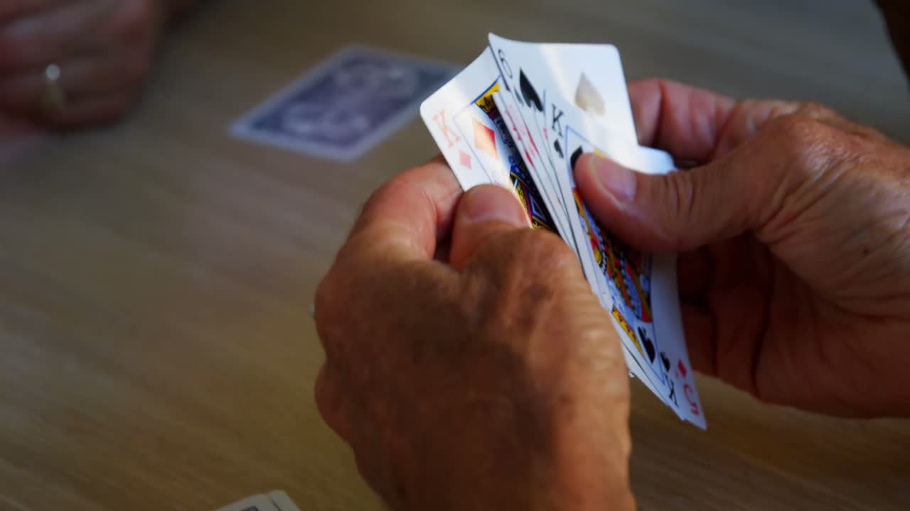 ancianos jugando a las cartas en el hogar de jubilados 4k