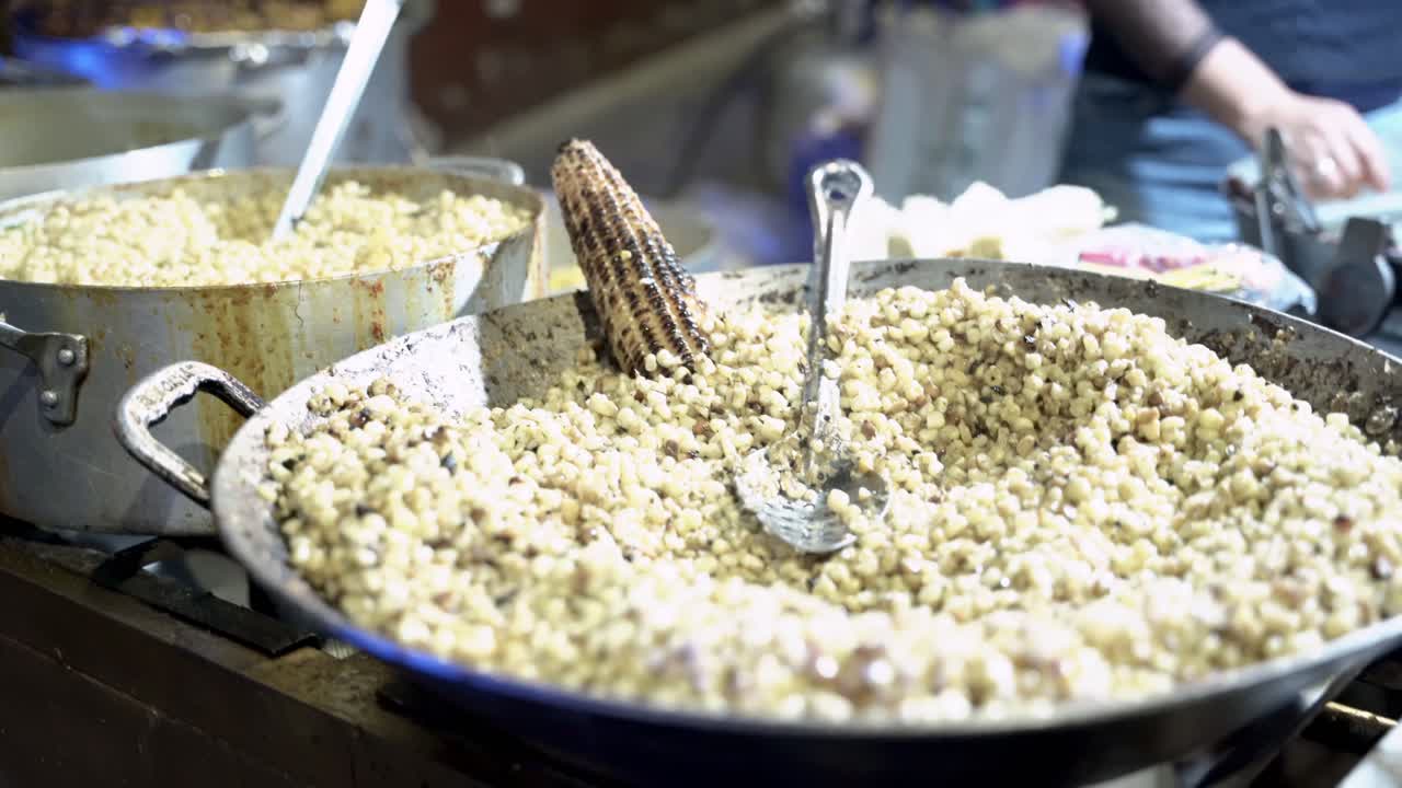 メキシコ、グアナファトの路上でトウモロコシを売る