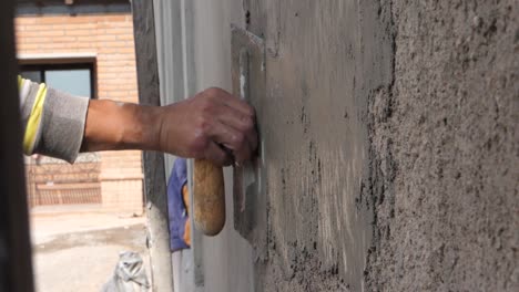 Trabajador-De-La-Construcción-Enyesando-La-Pared-Con-Hormigón