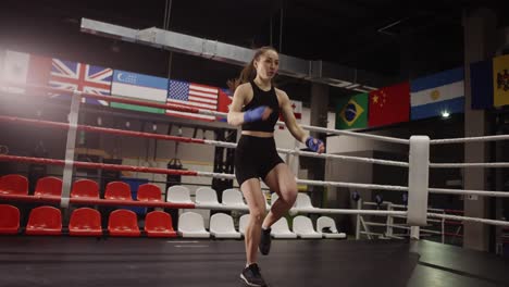 entrenamiento de boxeadora en una sala de boxeo