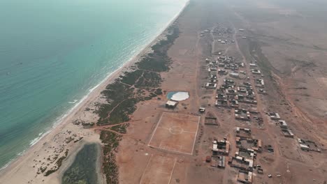 vista aérea de un campo de fútbol cerca de la ciudad costera en la isla de socotra en yemen