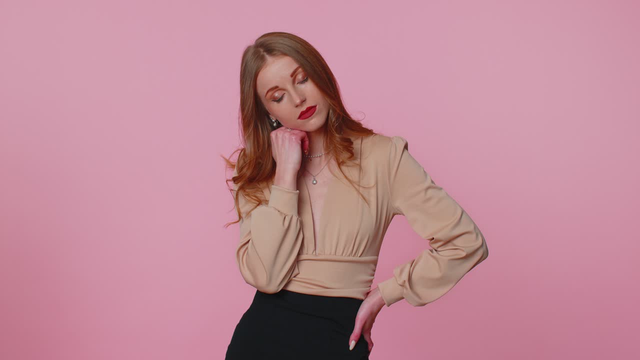 cansada joven mujer de negocios chica sintiéndose somnolenta perezosa aburrida aburrida sufriendo de falta de sueño