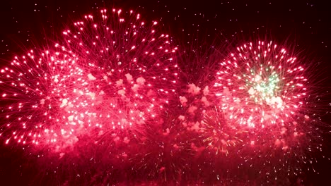 Buntes-Feuerwerk-Explodiert-Am-Nachthimmel.-Feiern-Und-Events-In-Leuchtenden-Farben.