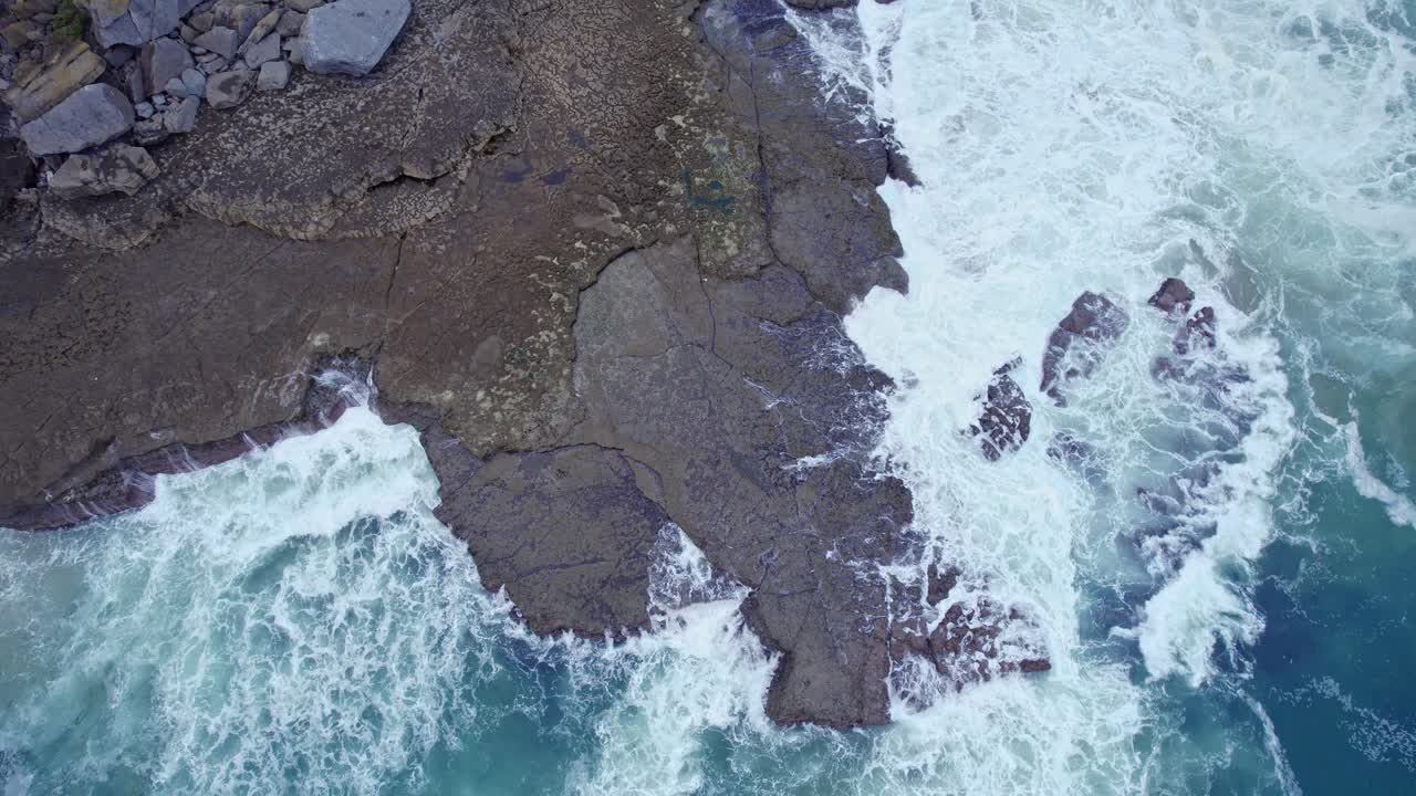 Un drone riprende il Mar Cantabrico e la costa dell'isola di Isla da una grande altezza.