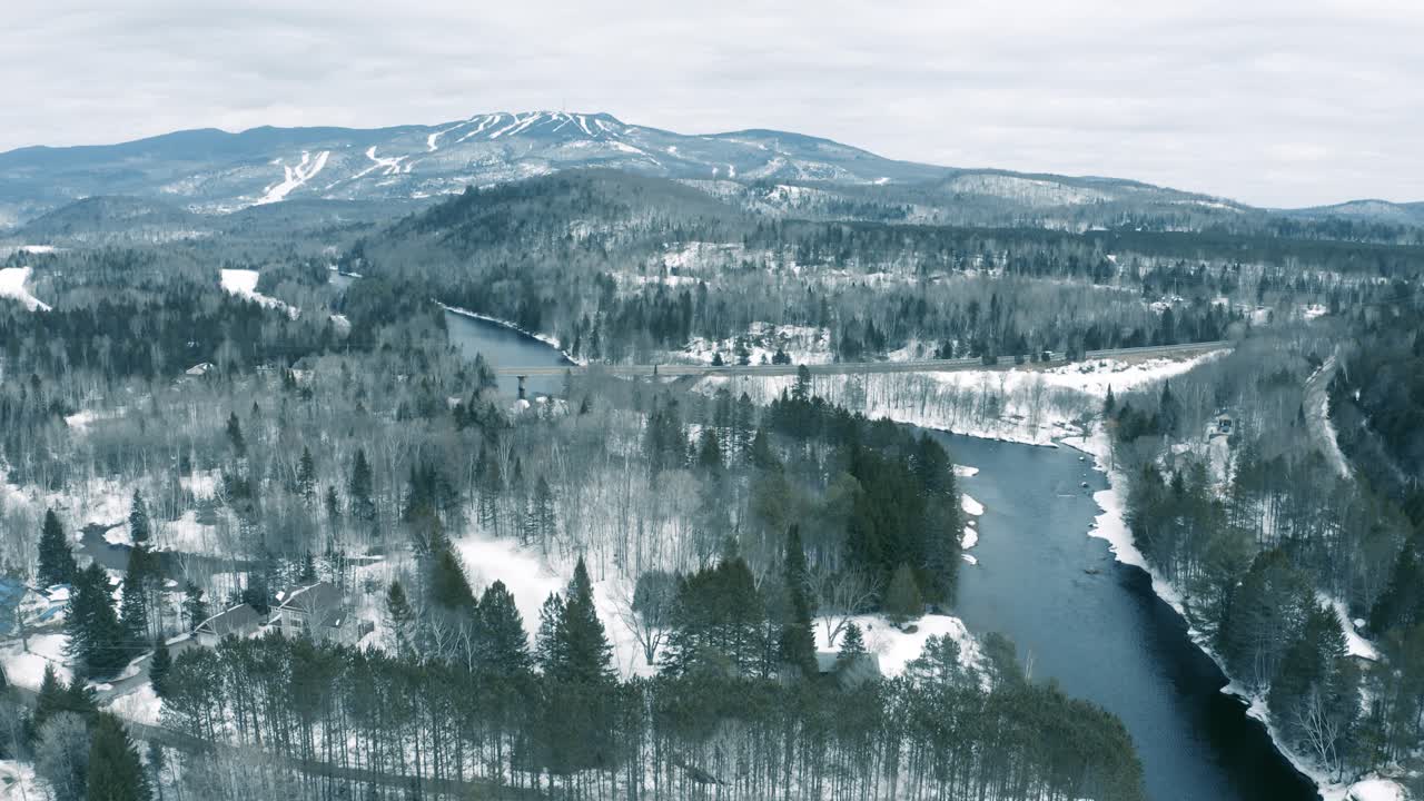 paisaje invernal - zoom de vuelo de drones - 4k - montañas - secuencia de mont tremblant 006-012