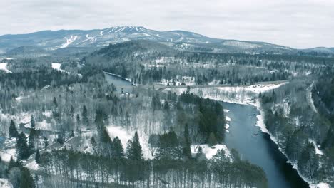 Winterlandschaft---Drohnenfliegen-Vergrößern---4k---Berge---Mont-Tremblant-Sequenz-006-012