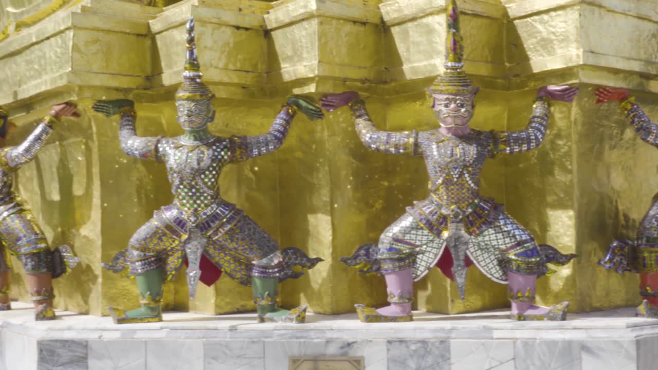 los guardianes yaksa llevan una pagoda en wat phra kaew, en bangkok, tailandia