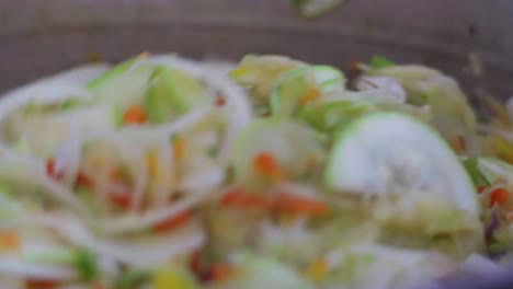 mezclar un salte vegano con una cuchara de aluminio con ranuras