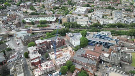 Zug-Fährt-Aus-Dem-Bahnhof-Chelmsford,-Essex,-Großbritannien,-Drohne,-Luftaufnahme