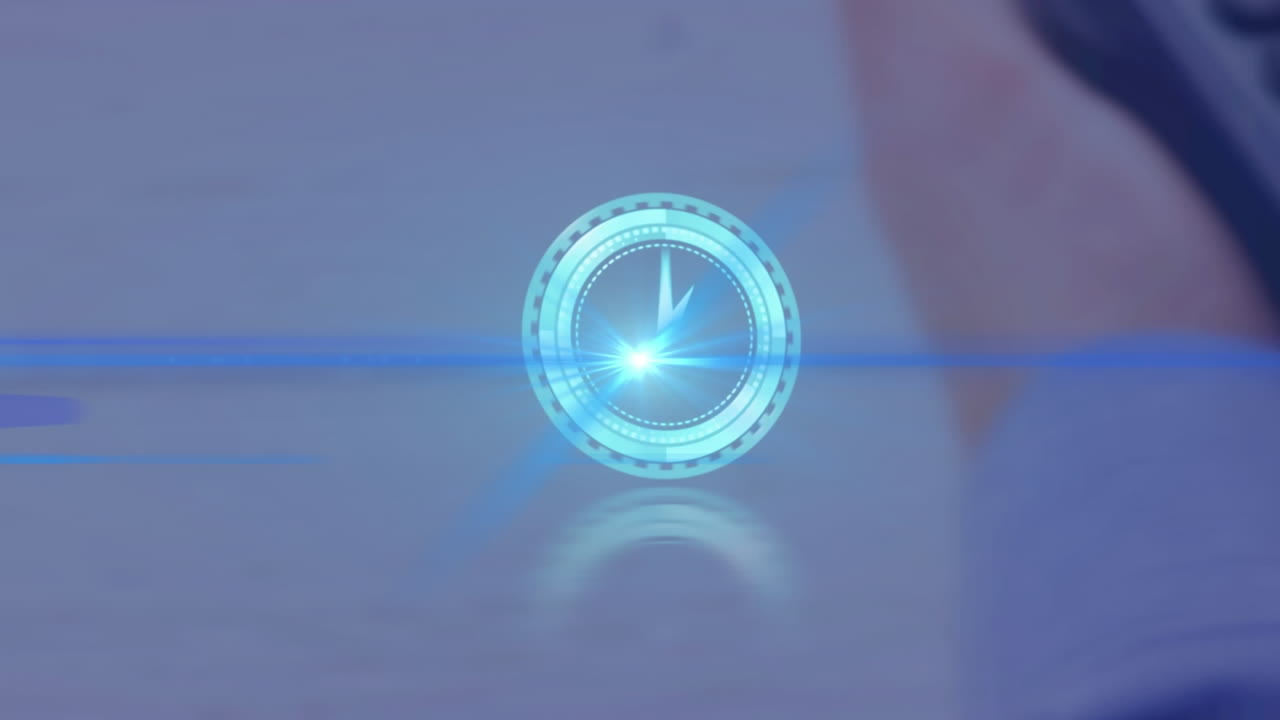 흐릿한 배경에 빛의 흔적 위의 시계와 함께 회전하는 안전 잠금의 애니메이션