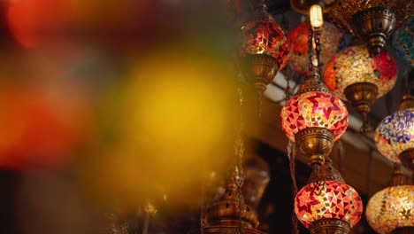 Linternas-Turcas-Tradicionales-Brillantes-Y-Coloridas-En-Una-Tienda-De-Souvenirs-En-Göreme,-Capadocia,-Turquía