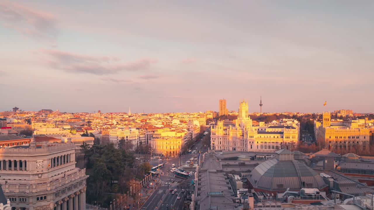 Madridské náměstí Cibeles a radnice během západu slunce, časosběr den-noc, letecký pohled, široký panoramatický záběr