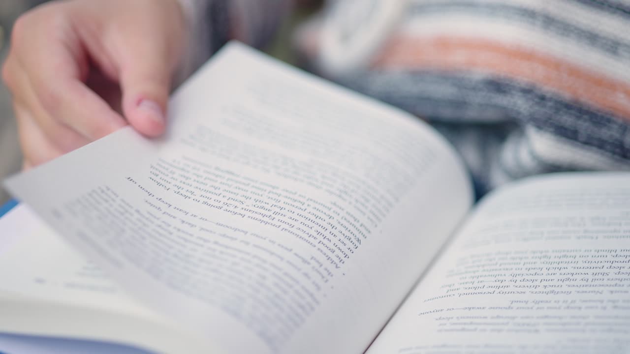 여자 학생의 닫습니다 읽는 동안 책의 페이지를 회전