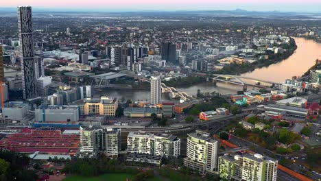 Paisaje-Urbano-Con-El-Puente-William-Jolly-Y-El-Puente-Merivale-Sobre-El-Río-Brisbane-En-Queensland,-Australia---Toma-Aérea-De-Drones