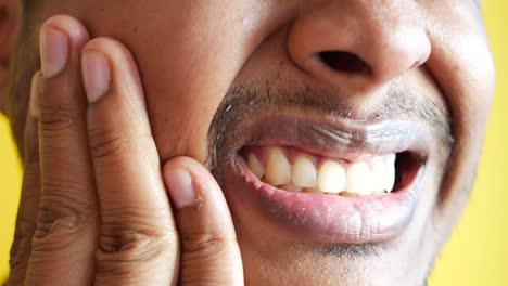 hombre con dolor de mandíbula