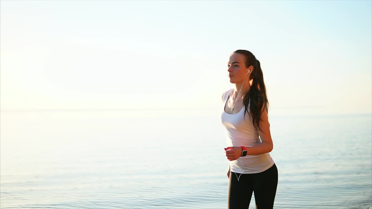 해가 뜨면 해변에서 달리는 여자