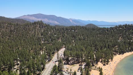 drone volando sobre zephyr cove y la autopista 50 hacia la estación de esquí celestial y el sur del lago tahoe