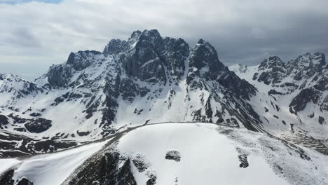 impresionante toma de drones de los dolomitas georgianos cubiertos de nieve en las montañas del cáucaso en georgia