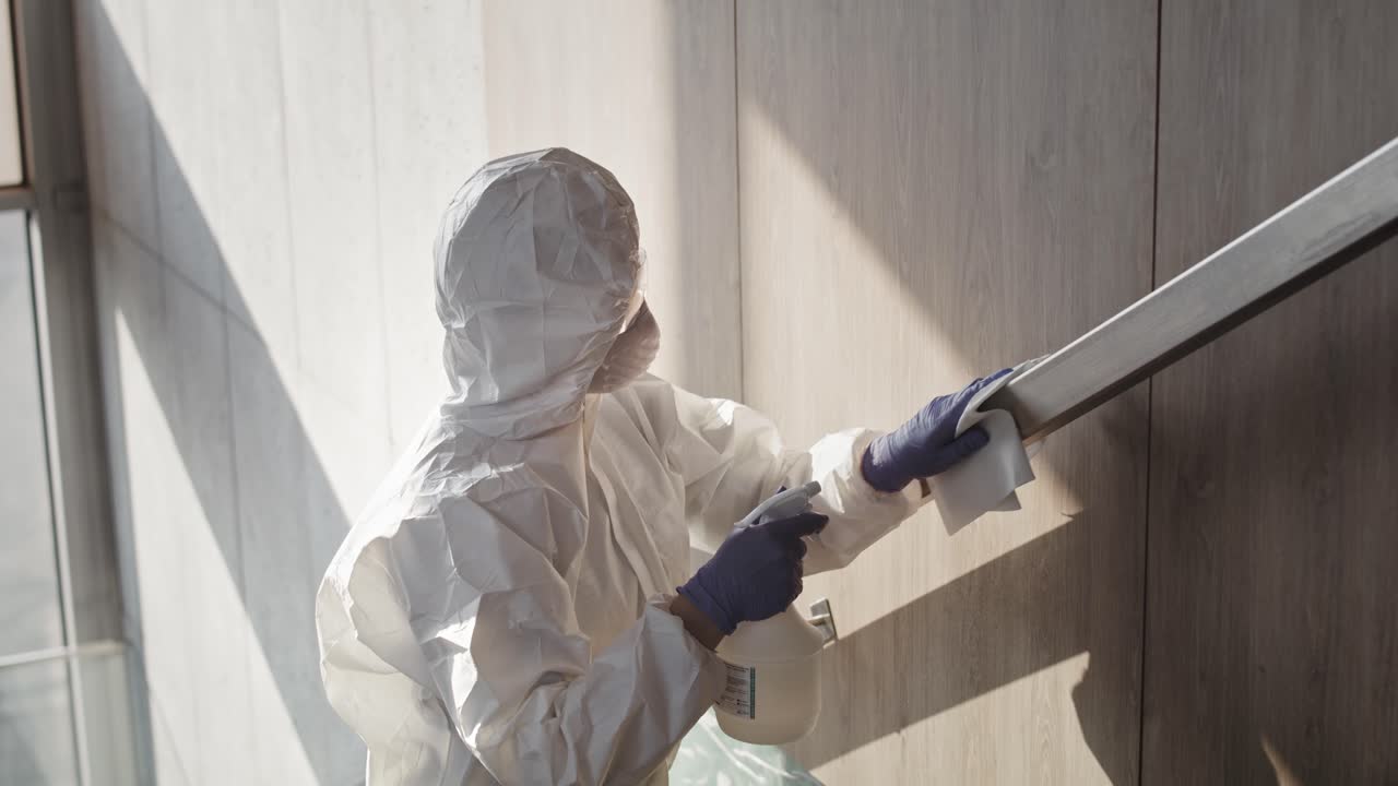 video de mano que muestra una desinfección de la barandilla