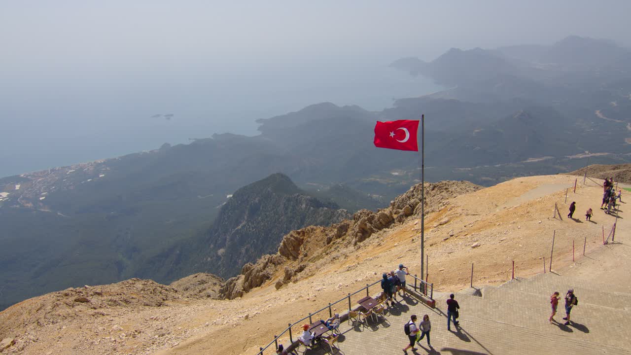 발 기둥에 칠면조 발. 바람에 터키 발을 흔들고.