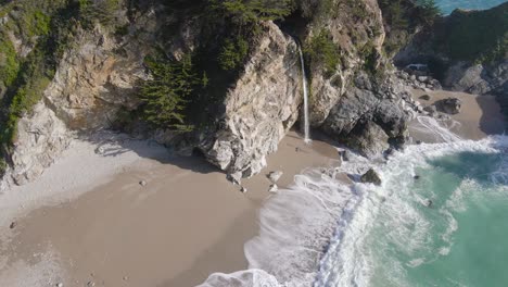 Hermosa-Costa-De-Big-Sur-En-California,-Cascada-De-Mcway-Falls-Y-Point-Lobos-En-Abril