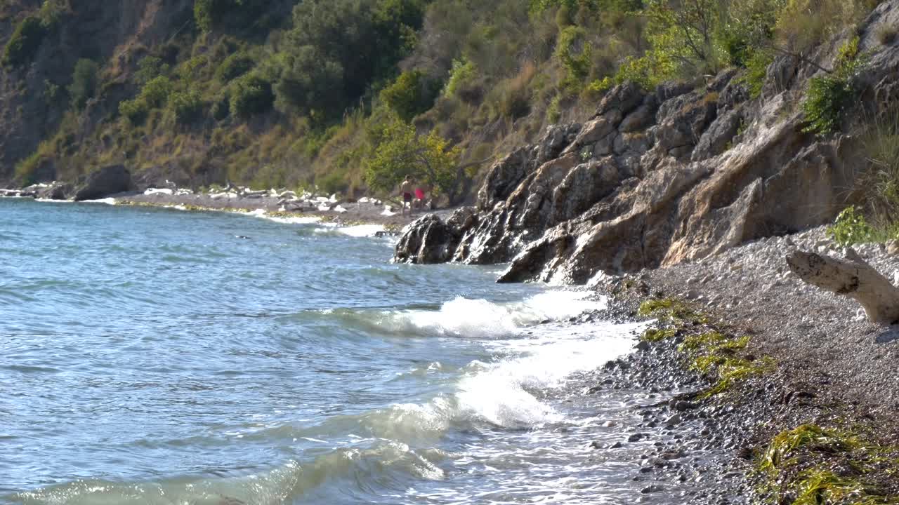 그리스 의 해변 에서, 이오니아 해 의 파도 가 바위 가 있는 해변 을  ⁇ 고 절벽 에 부 ⁇ 히고 있다