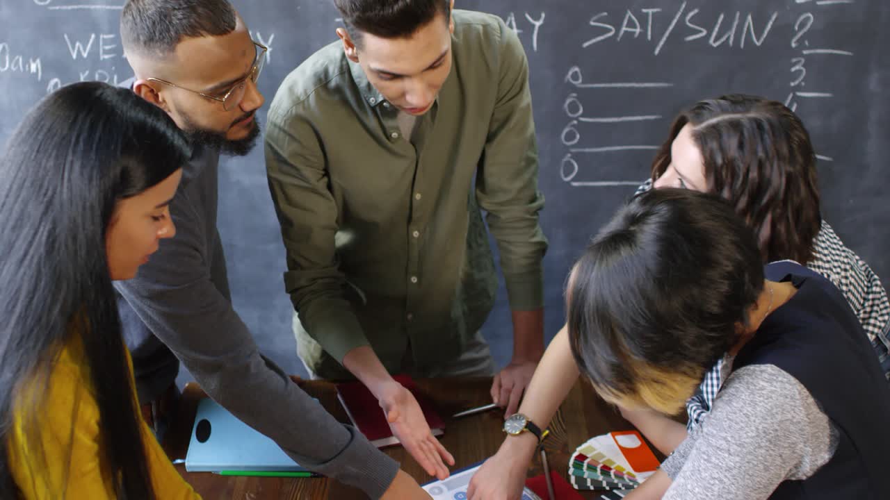 equipo de inicio discutiendo el gráfico del proyecto