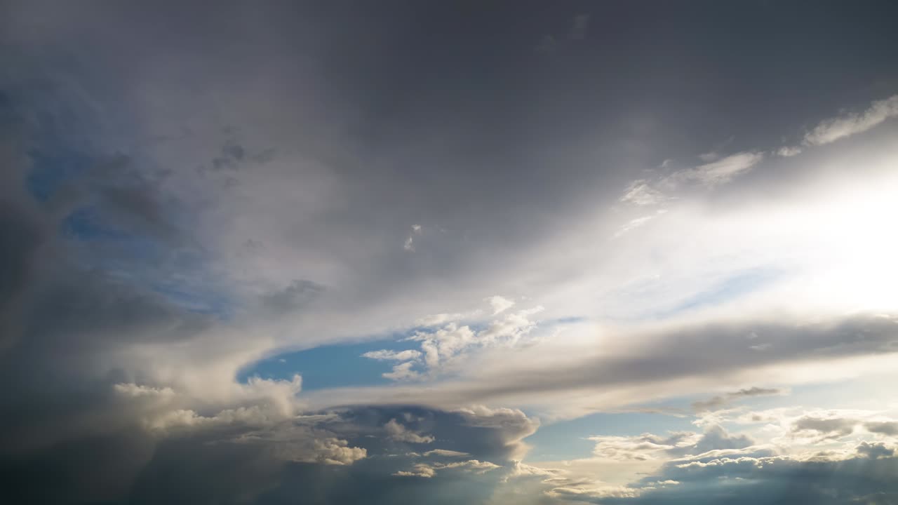 구름은 푸른 하늘에서 부드럽게 움직입니다. 타임스. 구름 공간.