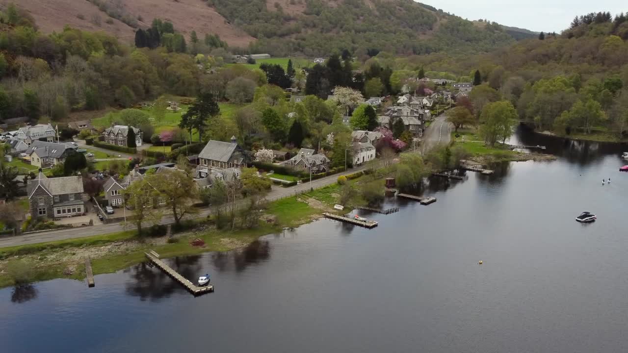 Vista aerea della città scozzese di St Fillans in una giornata primaverile nuvolosa, Perth and Kinross, Scozia.