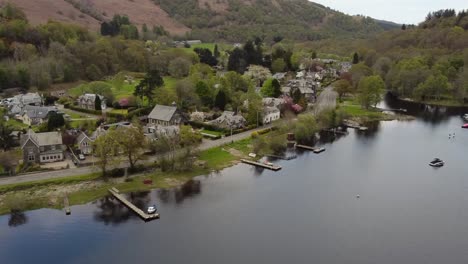 vista aérea da cidade escocesa de st fillans em um dia nublado de primavera, perth e kinross, escócia