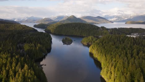 Eine-Große-Bucht-An-Der-Küste-Von-British-Columbia-Mit-Tiefblauem-Wasser-Im-Kontrast-Zu-Den-Grünen-Wäldern-Im-Nordwesten-Des-Pazifiks