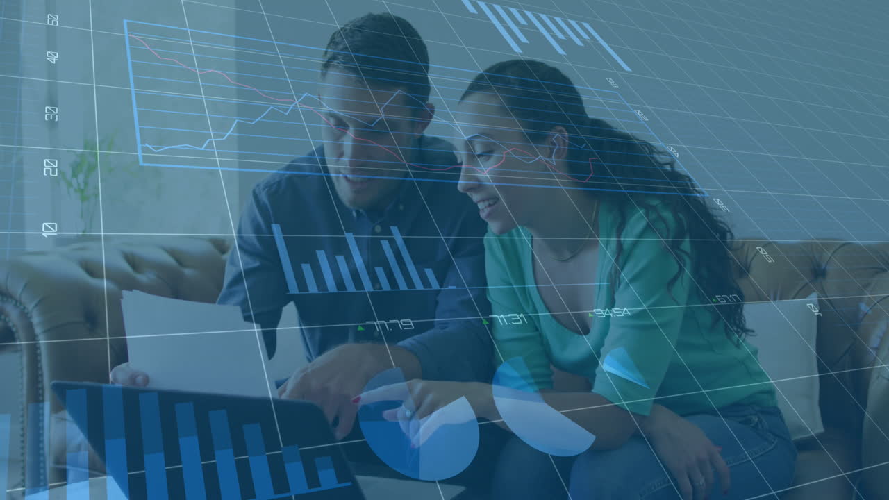 animación de múltiples gráficos y números cambiantes, pareja diversa discutiendo gastos en el hogar