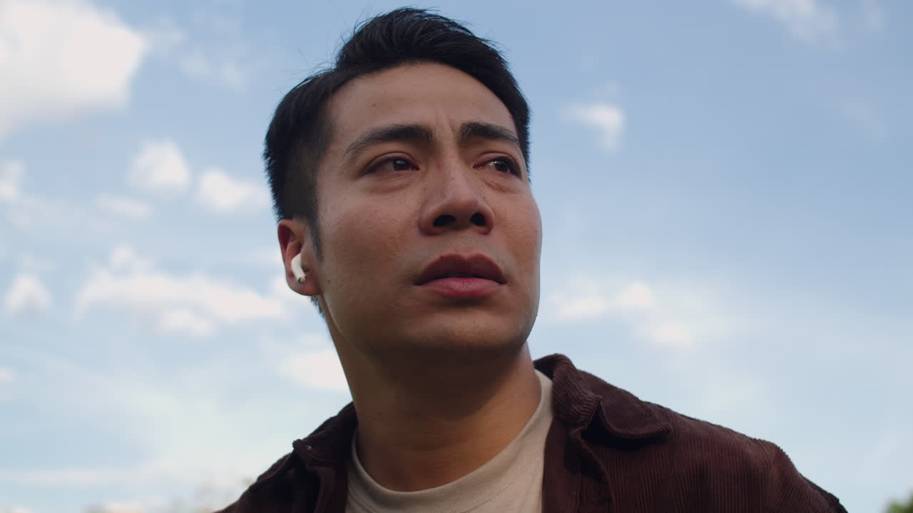 외로운 남자가 이어폰으로 음악을 듣고 있다