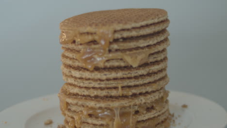 Cierra-La-Plataforma-Rodante-De-Una-Deliciosa-Pila-De-Stroopwafels,-Una-Típica-Galleta-Holandesa