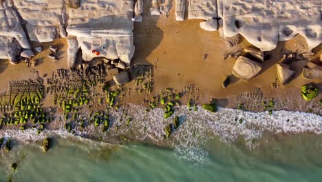 Von-Links-Nach-Rechts-über-Den-Strand-Fliegen,-Vogelperspektive-Aus-Der-Wunderbaren-Luftlandschaft-Der-Meeresnatur-Bewegen,-Küstenstrand,-Touristenziel,-Ikonisches-Naturdenkmal-Im-Iran,-Kulturerlebnis,-Geschmack,-Reisen