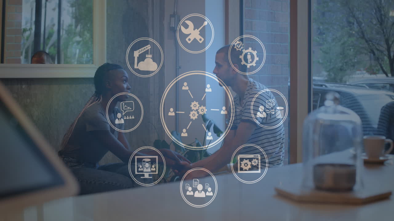 집에서 손을 잡고 이야기하는 다양한 커플 위에 원을 이루는 아이콘의 애니메이션