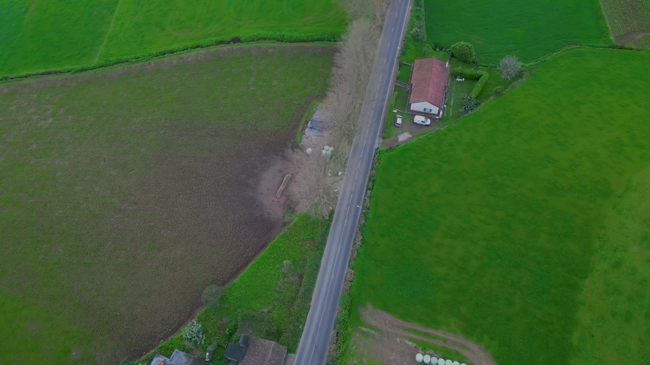 푸른 으로 둘러싸인 포르투갈 아조레스 섬의 시골 집의 공중 풍경.